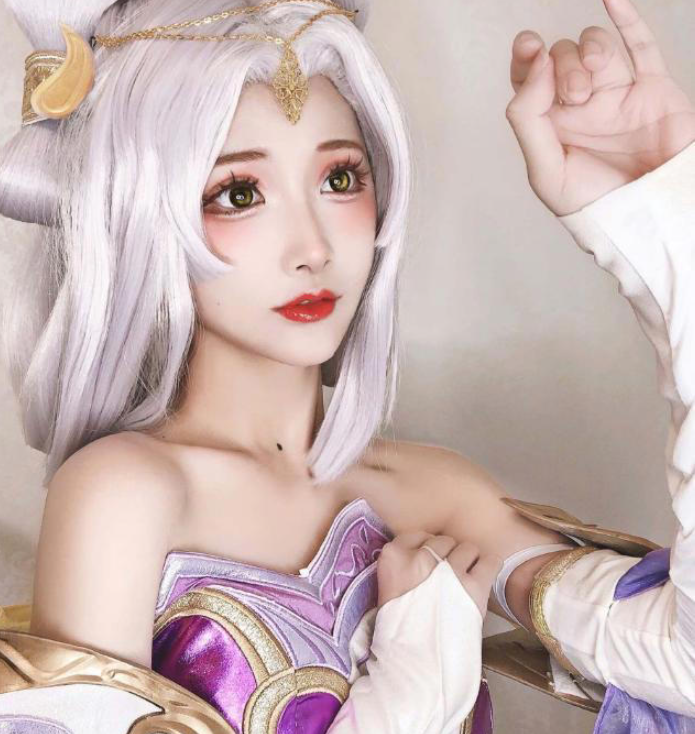 知名解说琪琪以《王者荣耀》嫦娥形象COSPLAY，绝美造型引爆热议